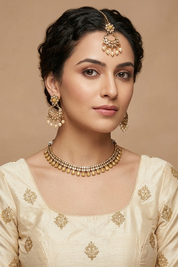 Yellow Single Layer Polki Necklace With Yellow Colour With Small Earrings And Small Tikka